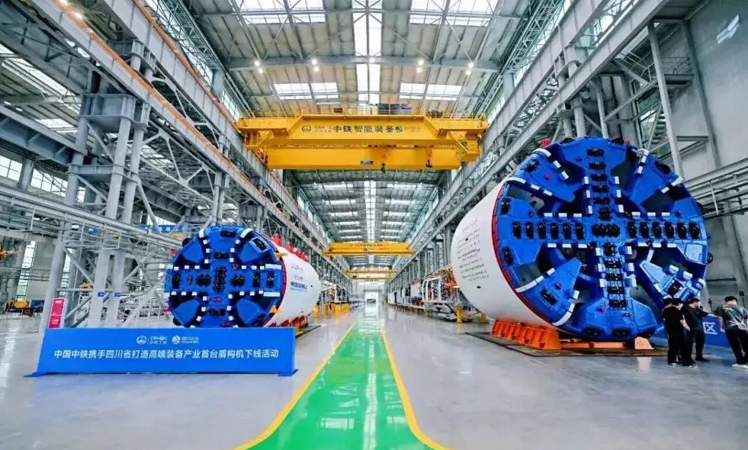 在中铁新津区工厂工作的朋友聊起时提到，全球做盾构机的公司，这会儿已经被中国企业逼