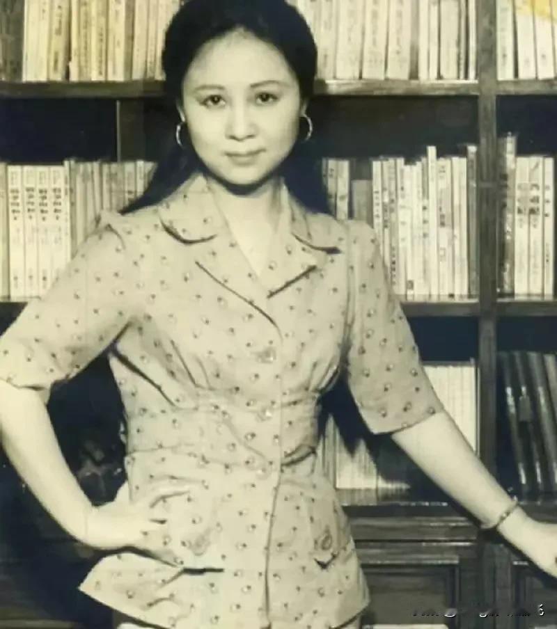 《致琼瑶老师》
您就这样走了
走向另一个世界
您是一代才女
多少人是您的读者
为