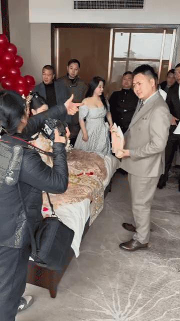 找伴娘真不能找太抢镜的，摄影师都分不清主次了，录像带拿来一大半都是伴娘的镜头[笑