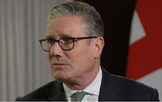 以前好得能穿一条裤子的英美俩兄弟，现在彻底闹掰了！英国首相斯塔默，当着全世界的面