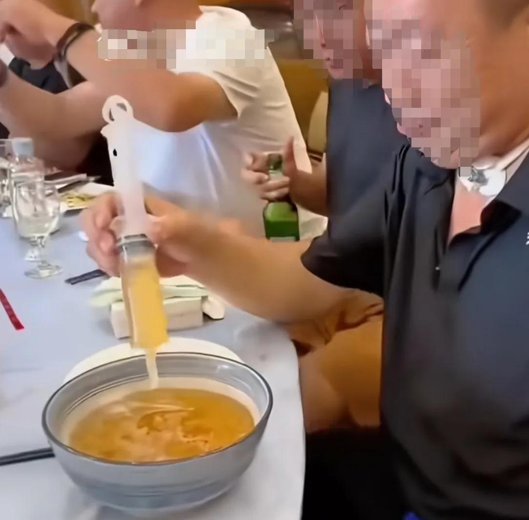 这酒是非喝不可吗？
饭局上看到这一幕，直接把我看愣了。大哥拿个大针管，从碗里面抽