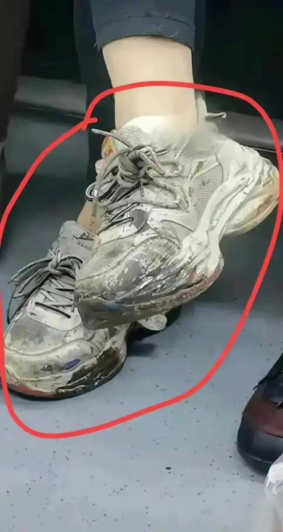 近日，网友吐槽在地铁上，看见一个身光捡靓的年轻美女穿着一双脏兮兮的鞋子出门，网友