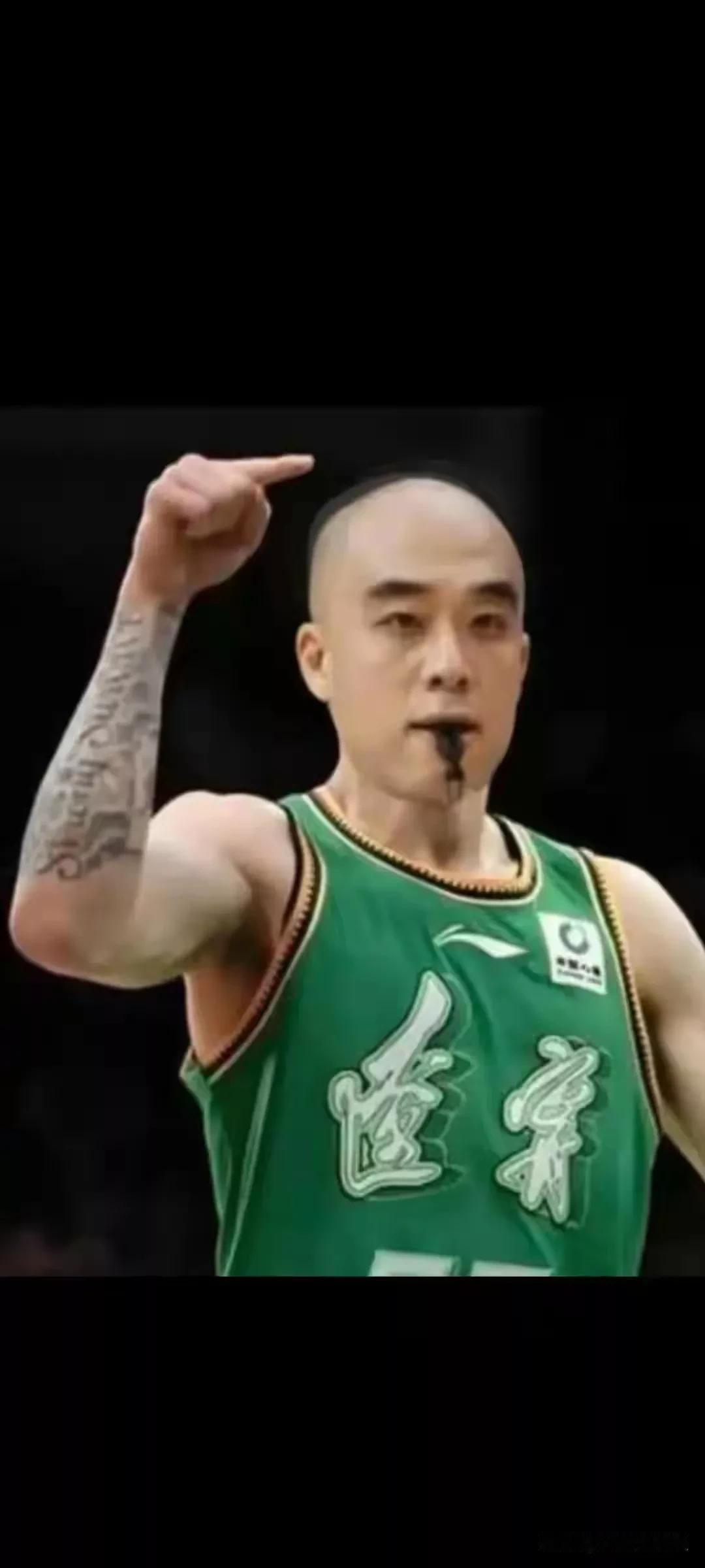 过分了！著名的CBA光头裁判郭楠被P上身穿广厦和辽宁的球衣恶搞照，不知道郭楠老师