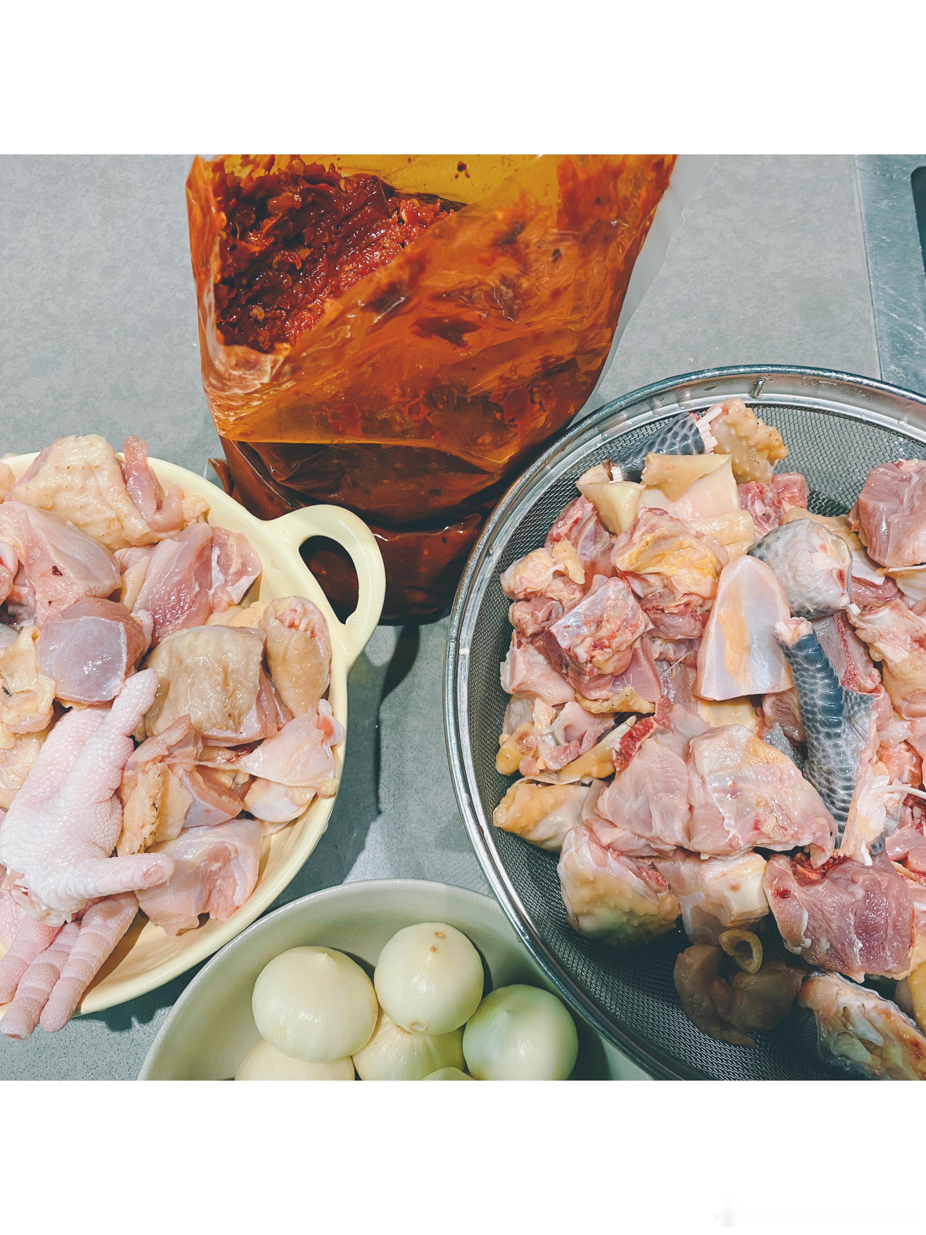 给你们尝一下我今天做的贵州版辣子鸡天，菩萨，太香了谁懂这一勺子盖在面条上的含金量