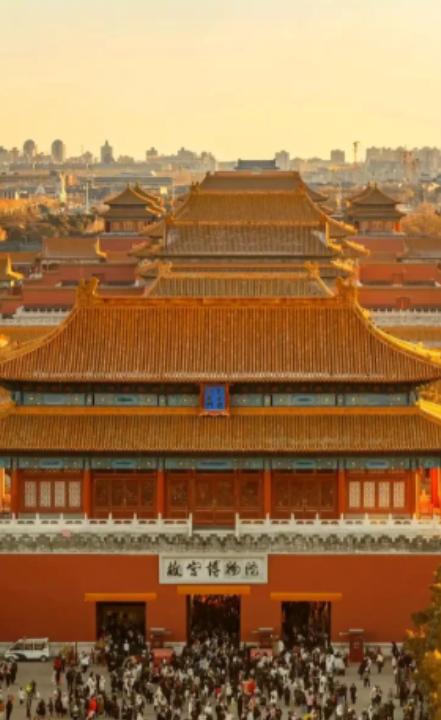 故宫缺钱到了什么地步，似乎永远入不敷出？故宫每年门票收入近8亿，文创收入大约15