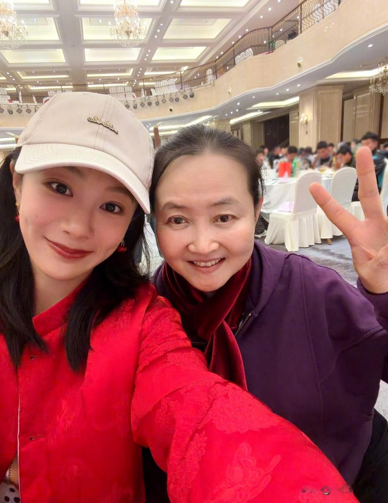 5月27日，杨紫《玉兰花开君再来》杀青文
夸赞了玉兰花，肯定了董竹君女士的生平，