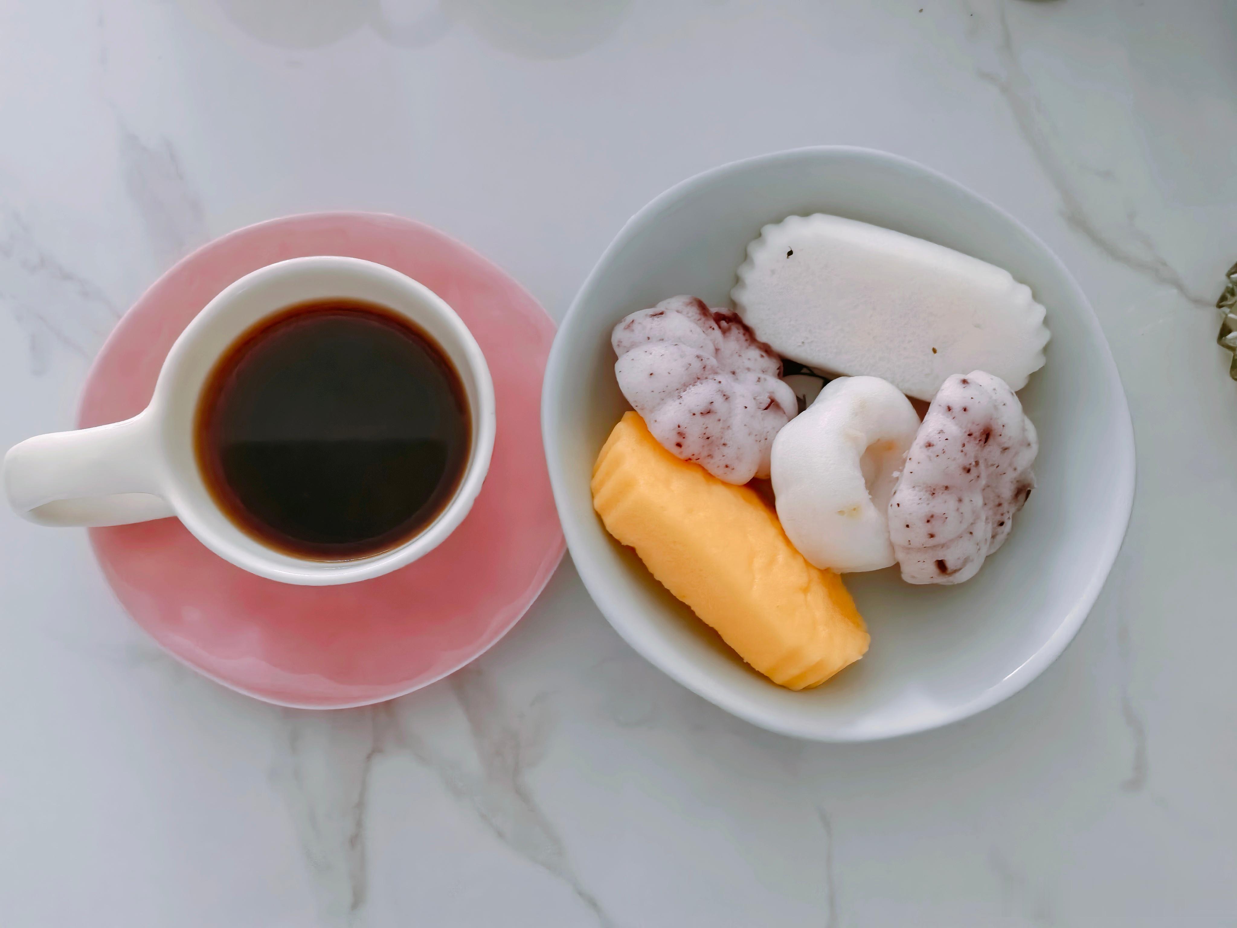 生活手记 打工人便当🍱已给备好，我的早餐开始，一杯咖啡一块蒸糕开始活力满满的一