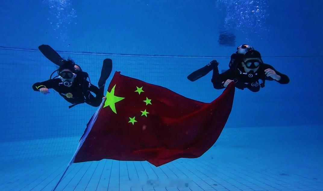 第一次带媳妇在水下拍照[喵喵][喵喵] 