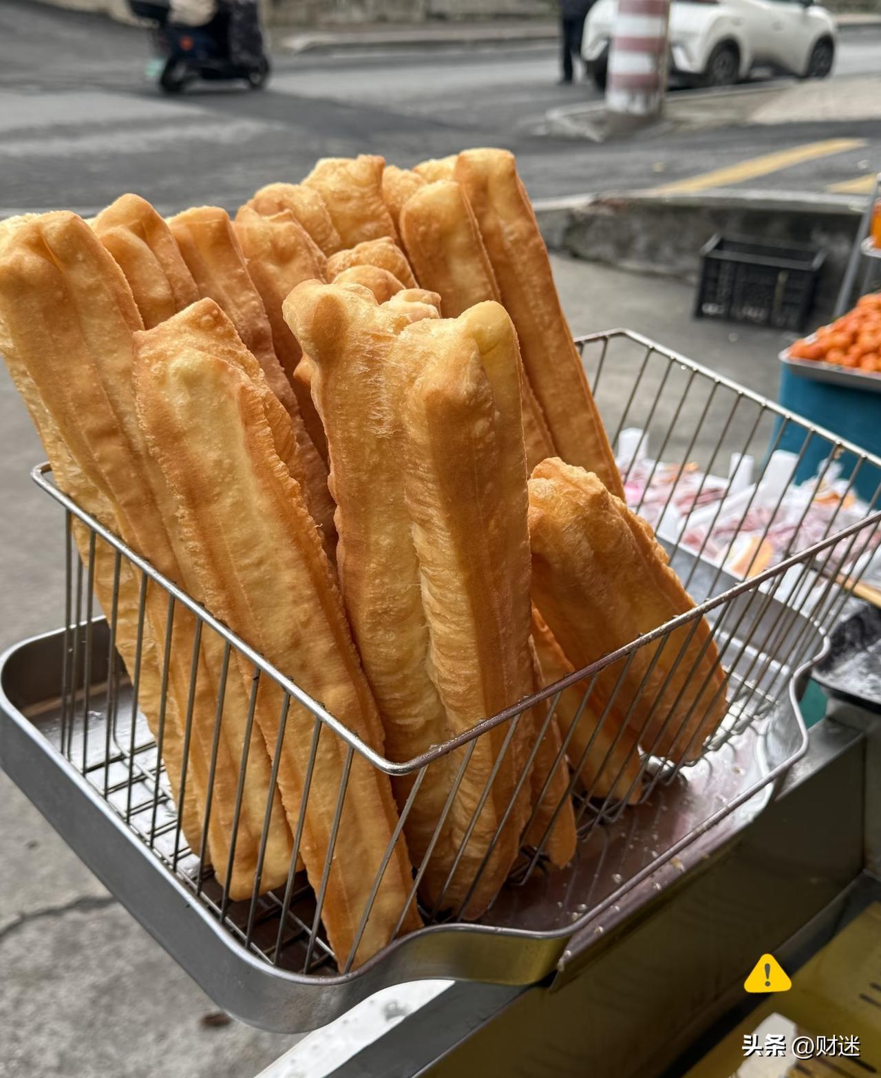 每天续五杯免费豆浆，终于把楼下早餐店喝关门了。
别怪老板娘脸色差。
她擦桌子