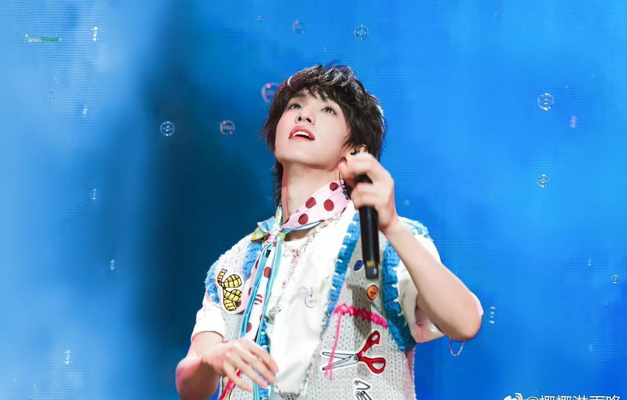 每次看到你戴着毛绒小王冠，都觉得人间值得。你温柔、真诚、努力，把生活过得有温度，