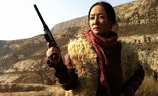 1950年，一位美女土匪首领被我军俘，她红着眼说：“其实我原来是红军！”早年在红