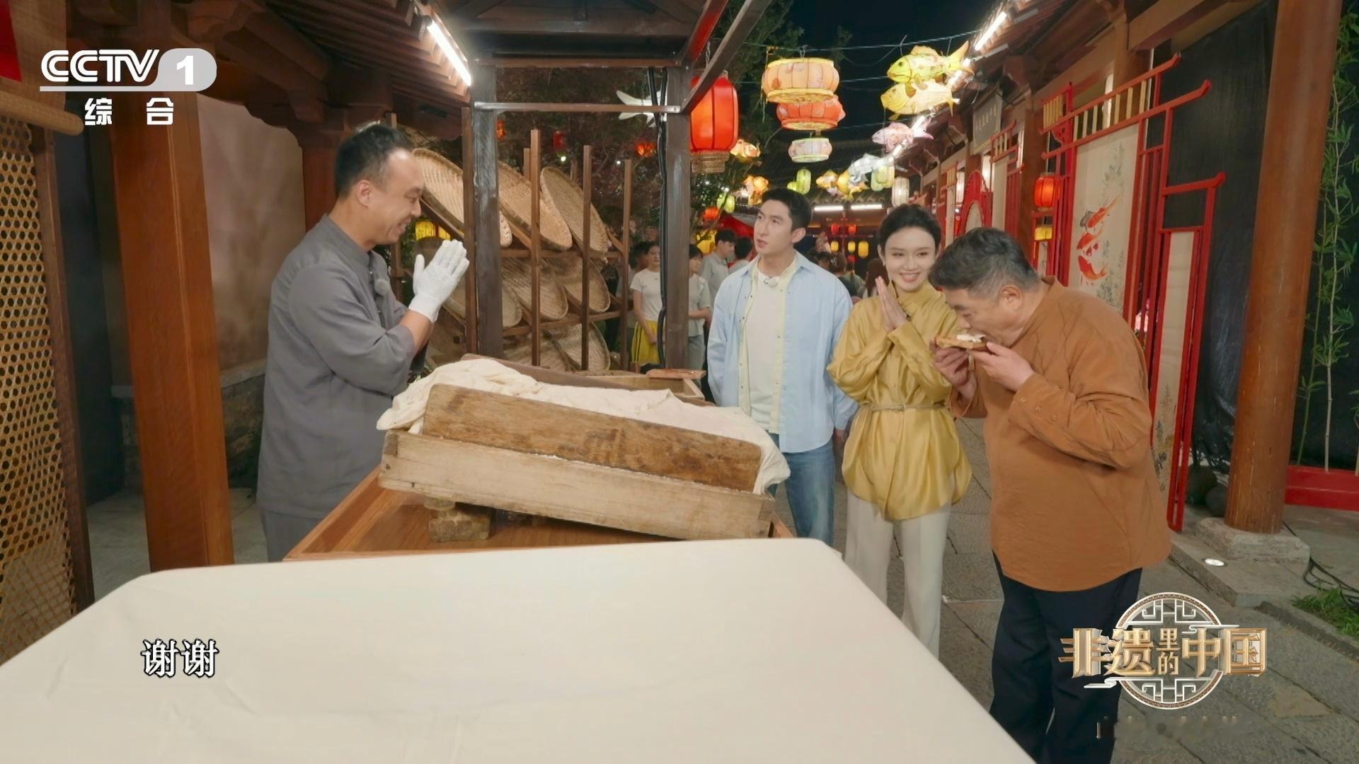 吃不吃豆腐的都沉默了非遗里的中国 济宁托板豆腐主打一个简单粗暴！木板托着豆腐滋溜