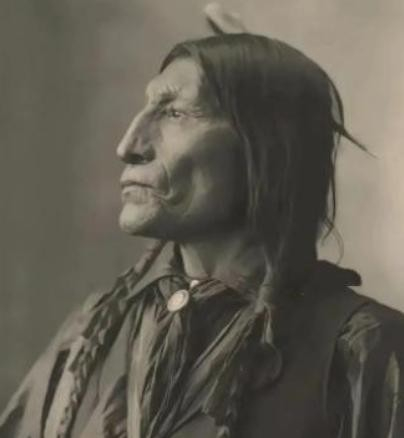 很多人一直误解了印第安人的灭绝。上千万人的庞大族群，最后只剩几十万残部。不是不敢