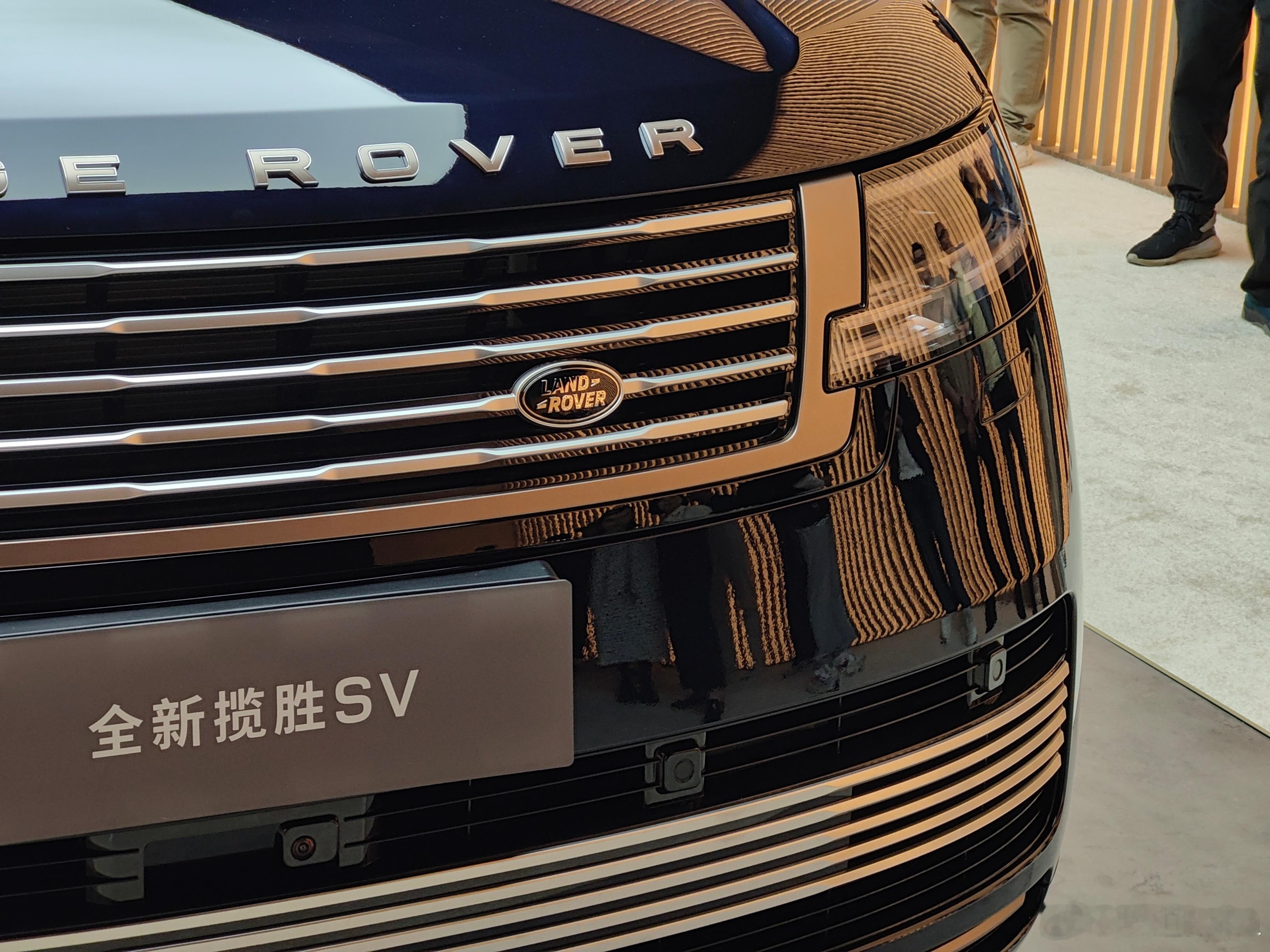 路虎揽胜SV，第二排四座，带小桌板，那种氛围感能爆杀冰箱彩电大沙发——虽说揽胜S