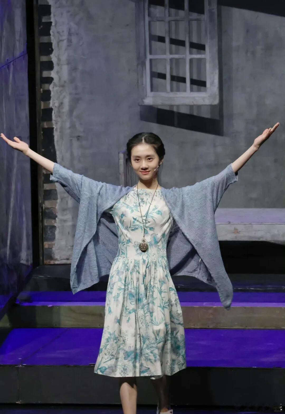 黄多多文艺女主黄多多文艺女主顶配单看长相气质就能确定，黄多多天生适配文艺大银幕，