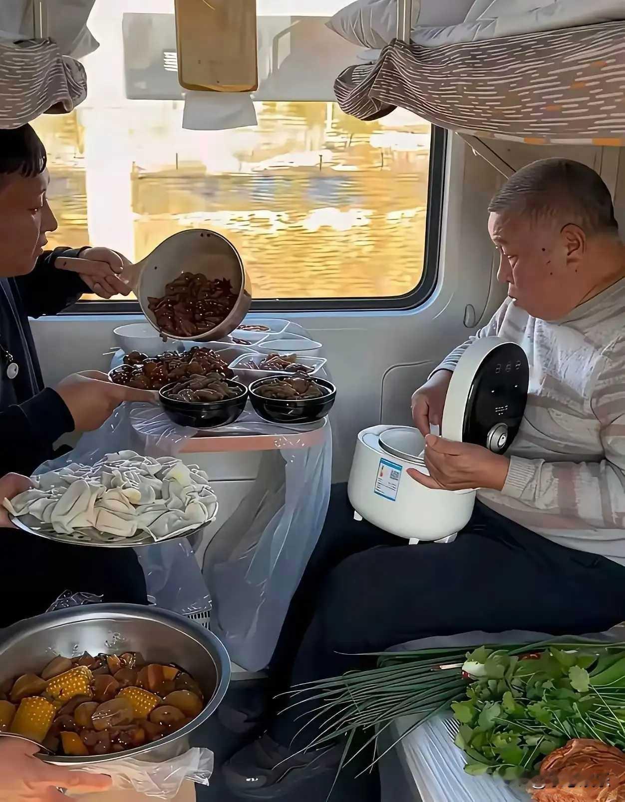 在火车上也能整几个菜，火车上啥菜没有，鱼香肉丝，宫保鸡丁，麻辣豆腐，红烧肉，这跟