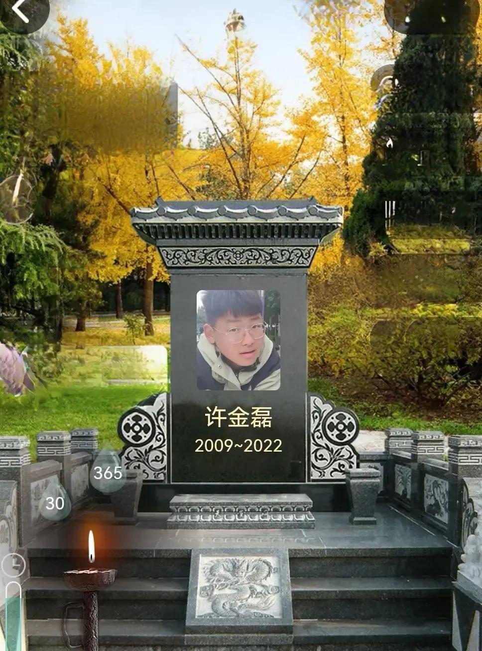 清晨六点我刷到一张照片，一位妈妈蹲在磊儿碑前，手缩在袖口里，只露出指尖去碰那两个