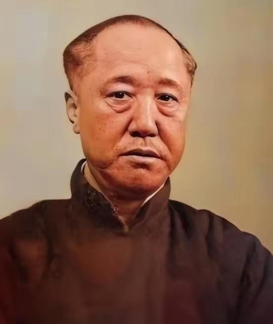 1949年北平解放，载沣将家人全部叫到一起，废除王府沿袭多年的请安制，然后对家人
