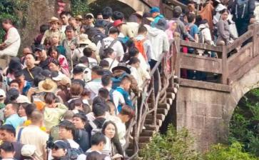 今年五一假期，朋友圈里全是吐槽，说高速堵得像停车场，景区挤得转不开身。

泰山顶