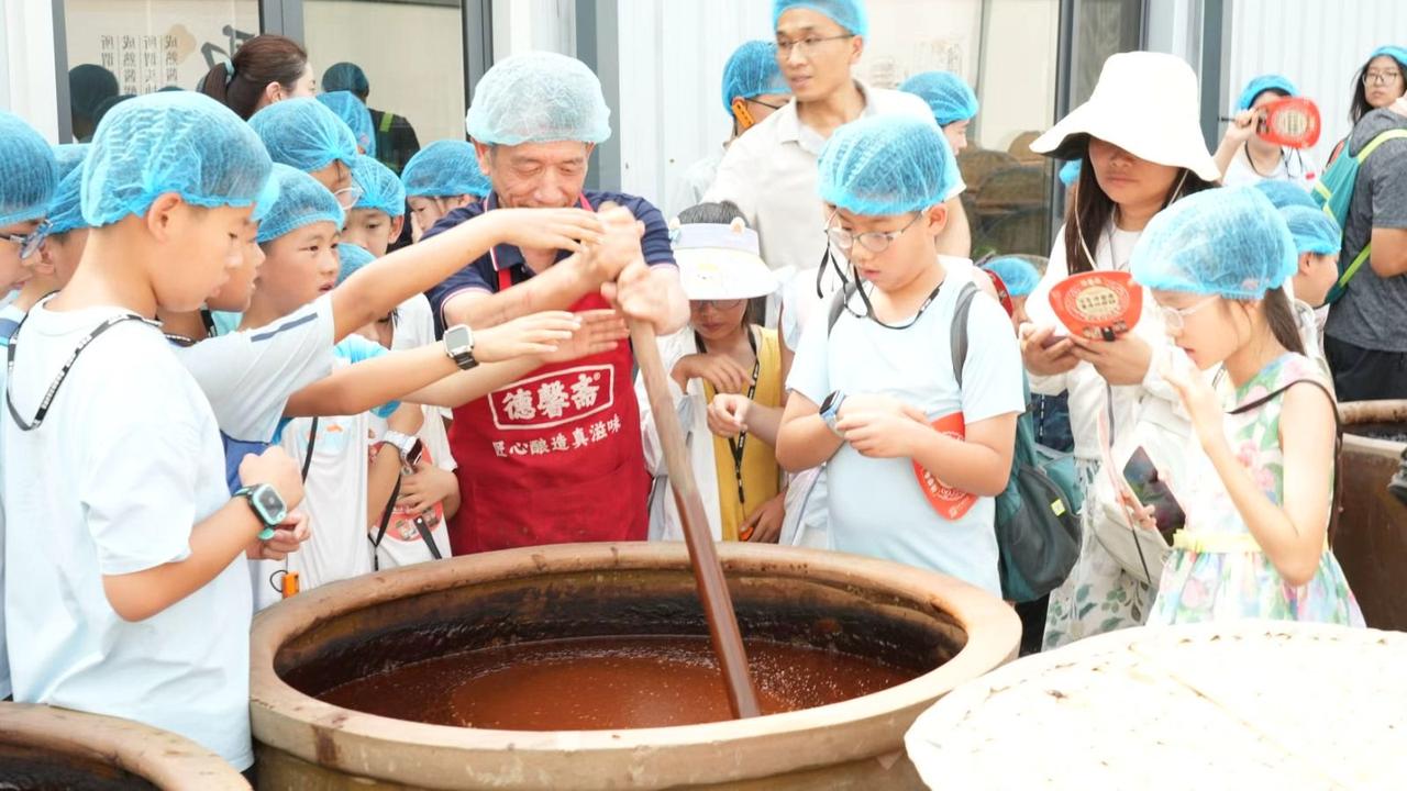 探秘百年老字号、传承非遗匠人心。上周六，城市行走计划组织【泉在济南过暑假】首场活