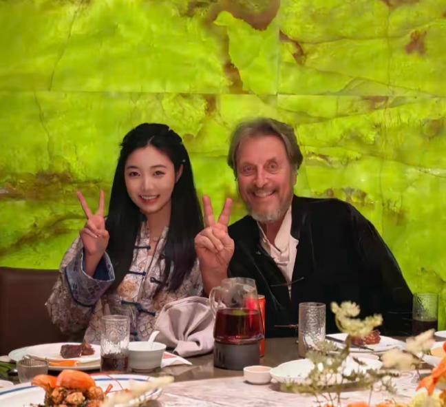 马斯克老爸现身上海，一身中式外套还会打麻将
这老爷子名叫埃罗尔·马斯克，今年都8