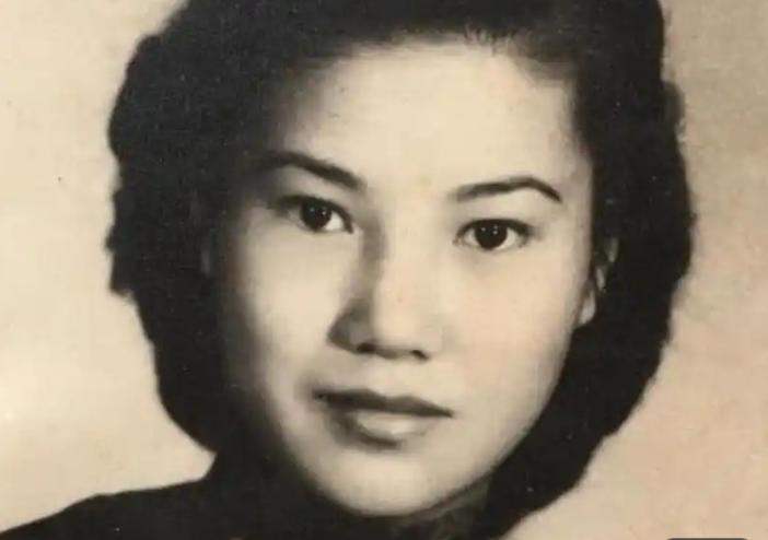 1914年，31岁的阎锡山娶了一个14岁的小妾。洞房花烛夜，他对那个小姑娘冷冷地