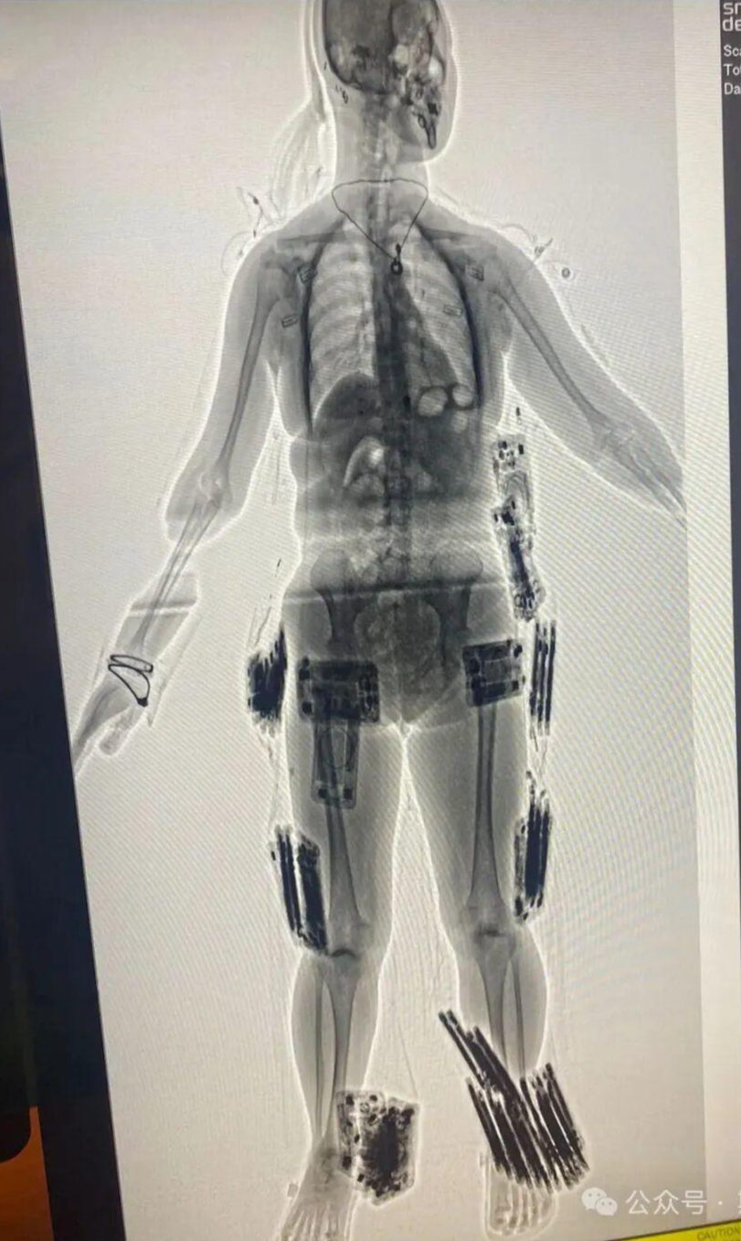 【#9名中国公民在斯里兰卡机场被捕#】#9人藏383部手机入境斯里兰卡被捕#据报