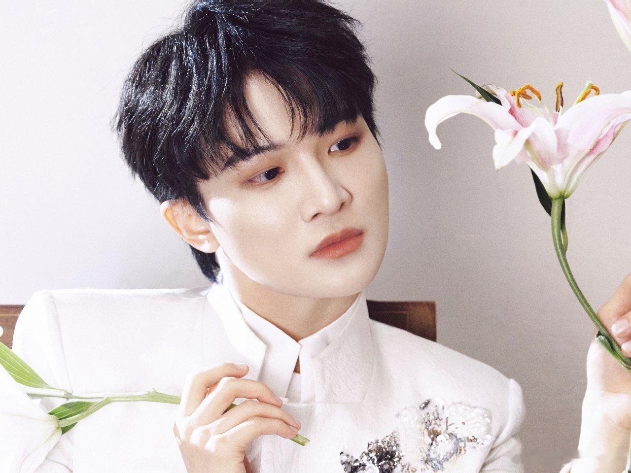 周深参加两个跨年晚会刘宇宁参加两个跨年晚会两个人关系可真好 周深刘宇宁跨年现场玩