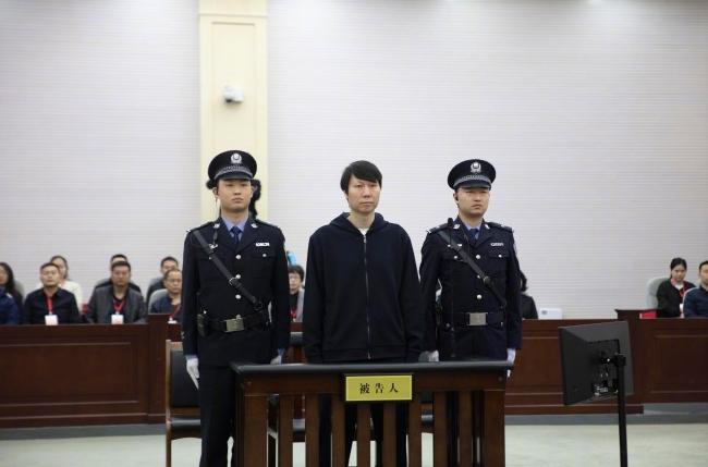 周四，湖北省咸宁市中级人民法院一审公开开庭审理了中国国家男子足球队原主教练李铁受