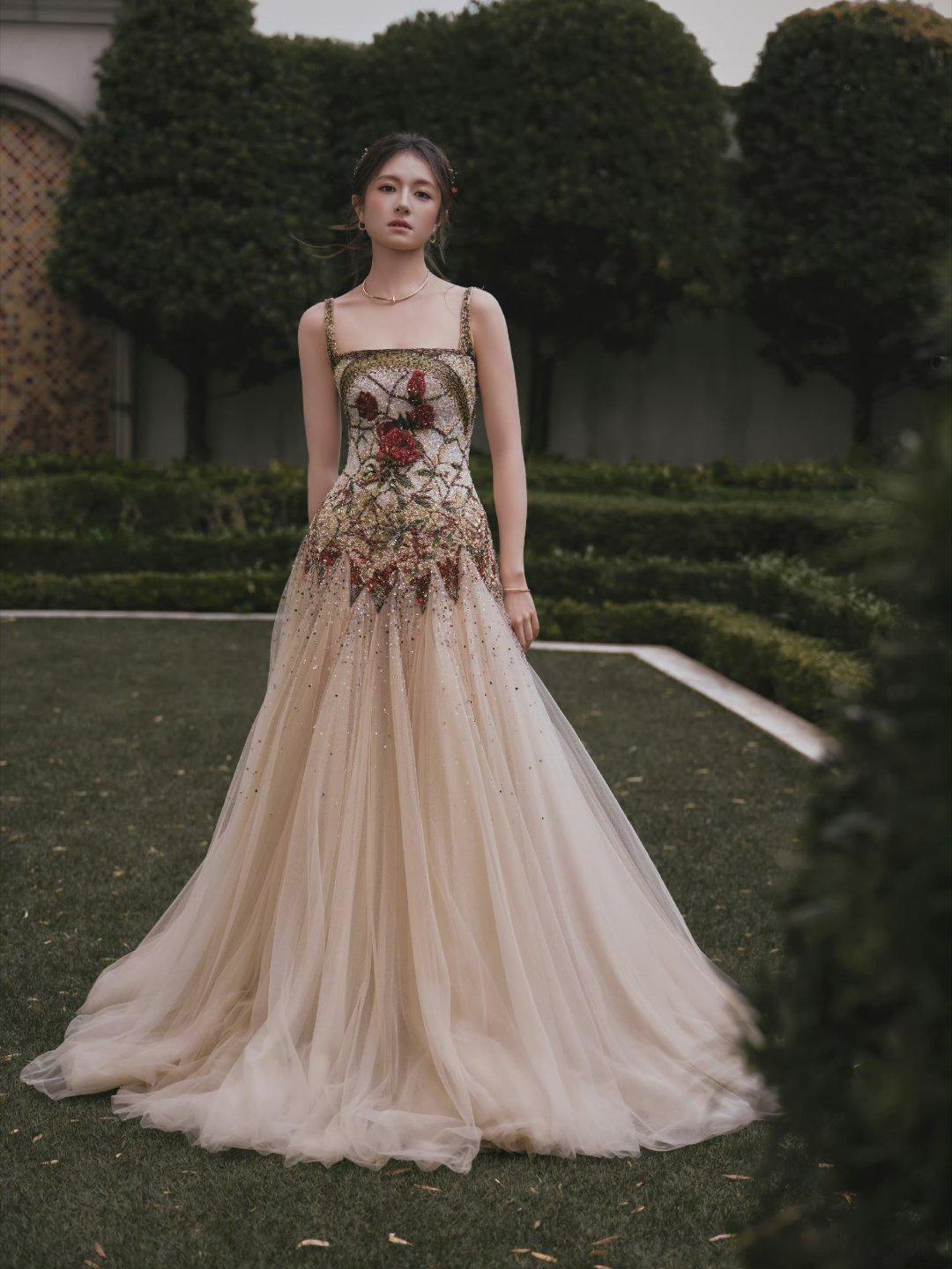 选择李兰迪作为我的毒药和解药 玫瑰长裙，复古盘发，李兰迪美得像一场不愿醒来的梦。