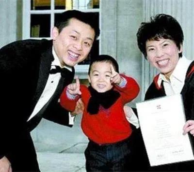 获得学位后，一家三口的幸福合影。林志刚长得非常帅气，发现国乒男队员的颜值都非常高