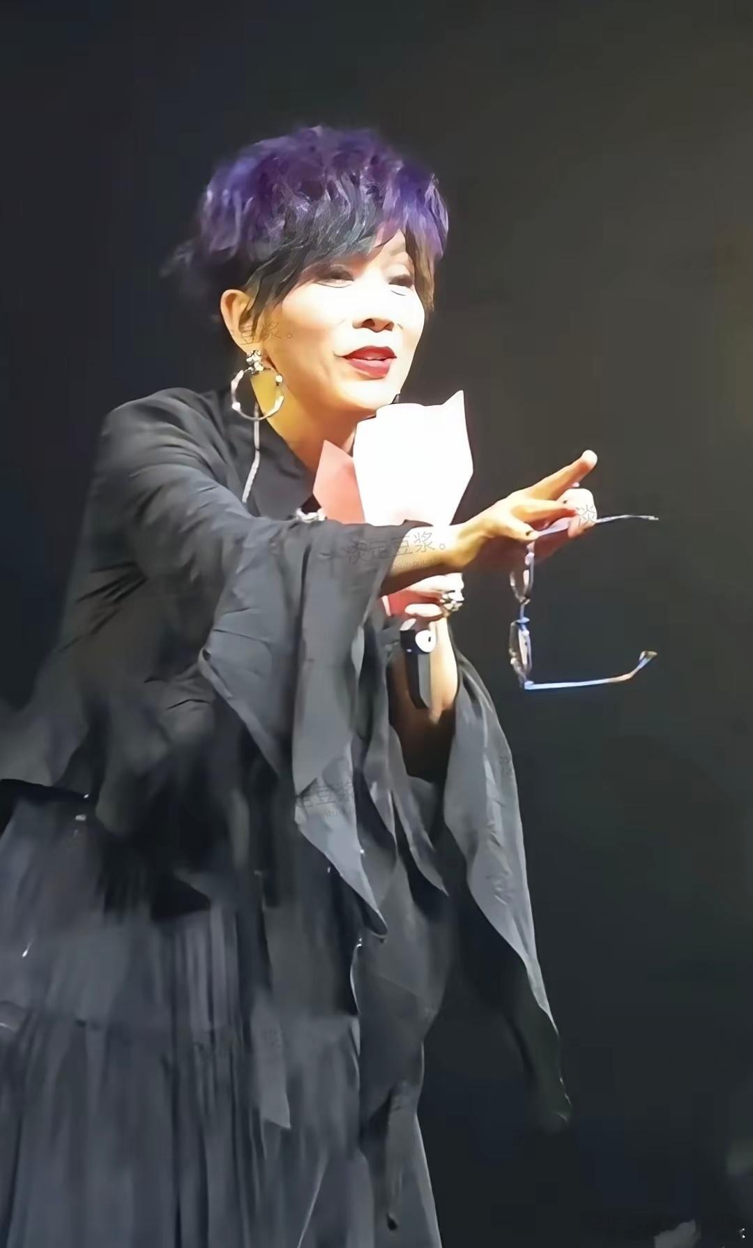 天啊！拿着老花镜开演唱会的，陈明应该是第一位吧[偷笑]？看她现场和全国各地来的粉