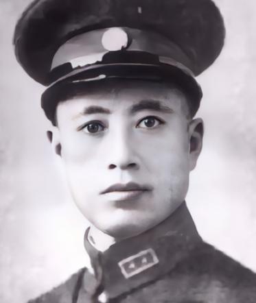 1950 年，"大汉奸" 夏文运被按在审问室，刚骂完他 "卖国贼"，他突然掏出块