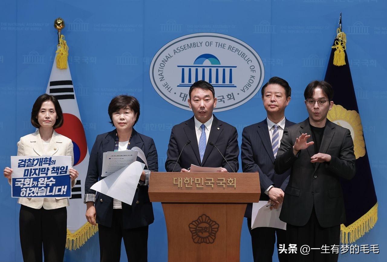6月26日，韩国执政党阵营加快推进司法改革。共同民主党议员金龙敏、徐瑛教，祖国革