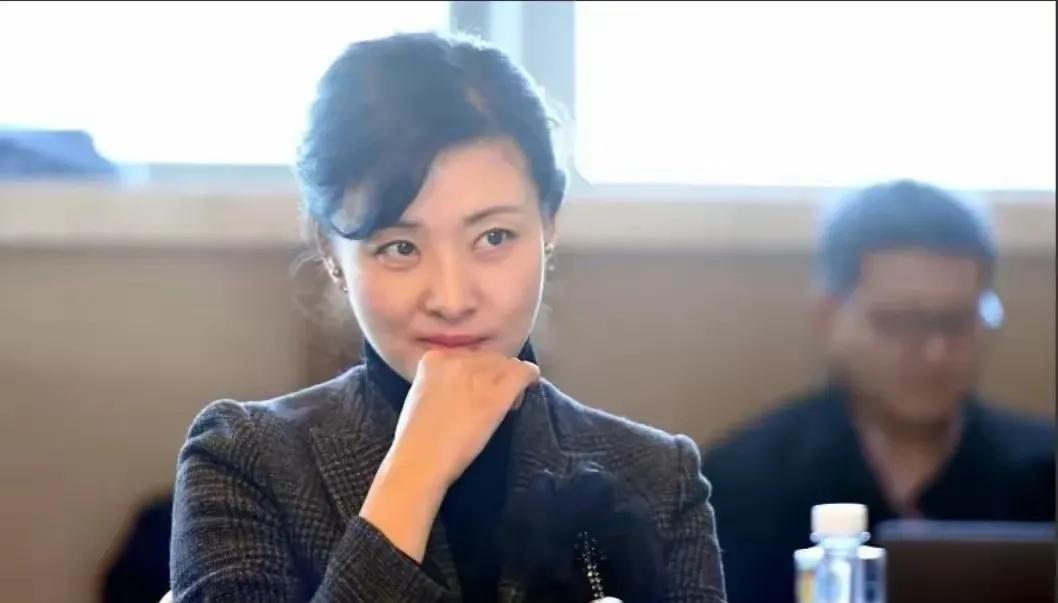 我们平时看习惯了周涛在舞台上的严肃认真，其实她也是很平凡的，你看现在的眼神，多逗