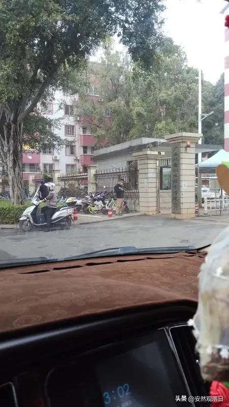 湖南一地校门口出现了葛根口香糖，这玩意儿口感外形都像槟榔。厂商工作人员说生产目的