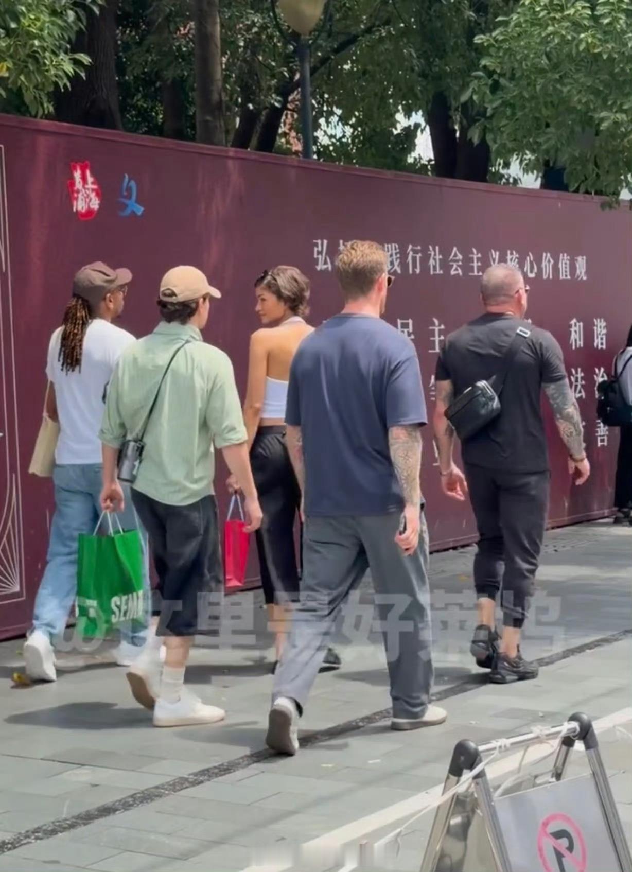 荷兰弟上海买森马不觉得旁边的海报更应景吗
