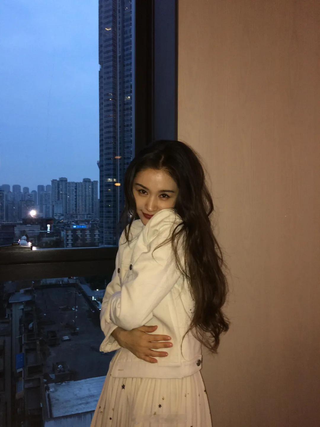 王子文豪宅里独自晒自拍，穿小白裙床上光脚松弛迷人，气质高冷疏离好美啊王子文这几年
