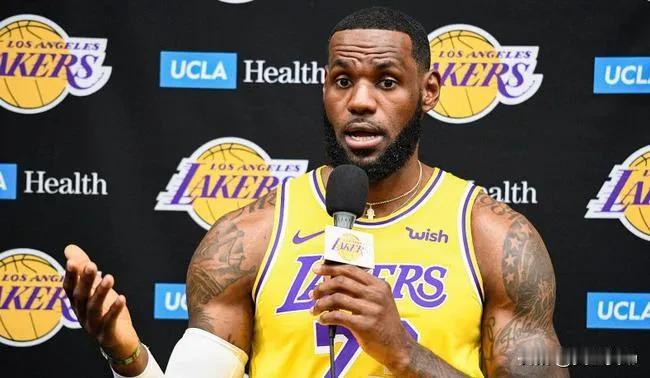 美国男篮摘金，赛后詹姆斯是这样评价库里的！

       “当一个球员达到了某