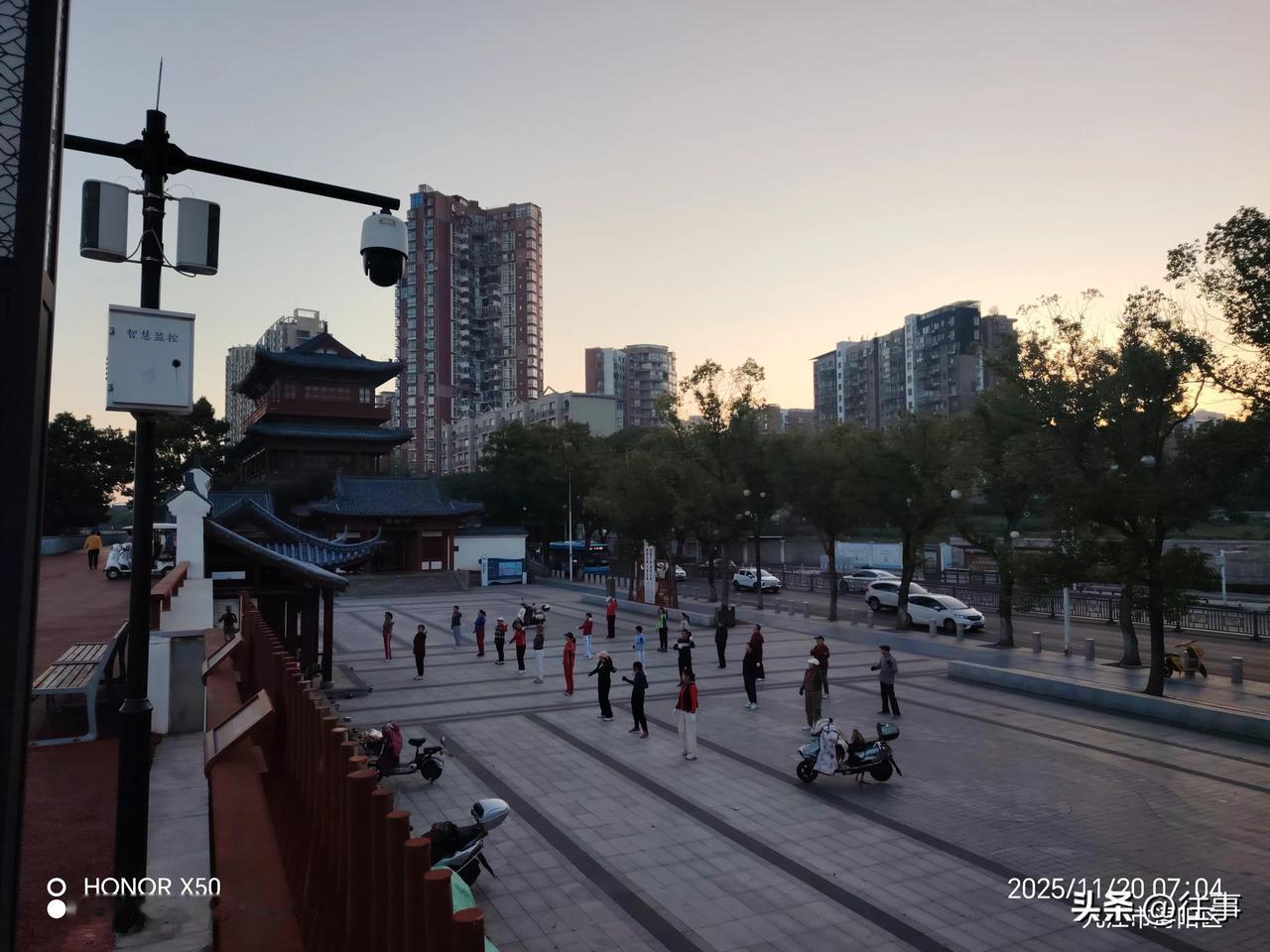 长江岸边《浔阳楼》下晨练打卡