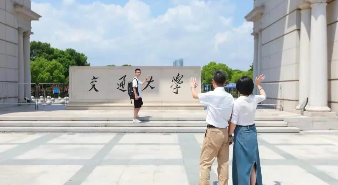 在上海交通大学读大三的儿子向母亲提出加生活费的请求，这已经是第三次了。他希望每月