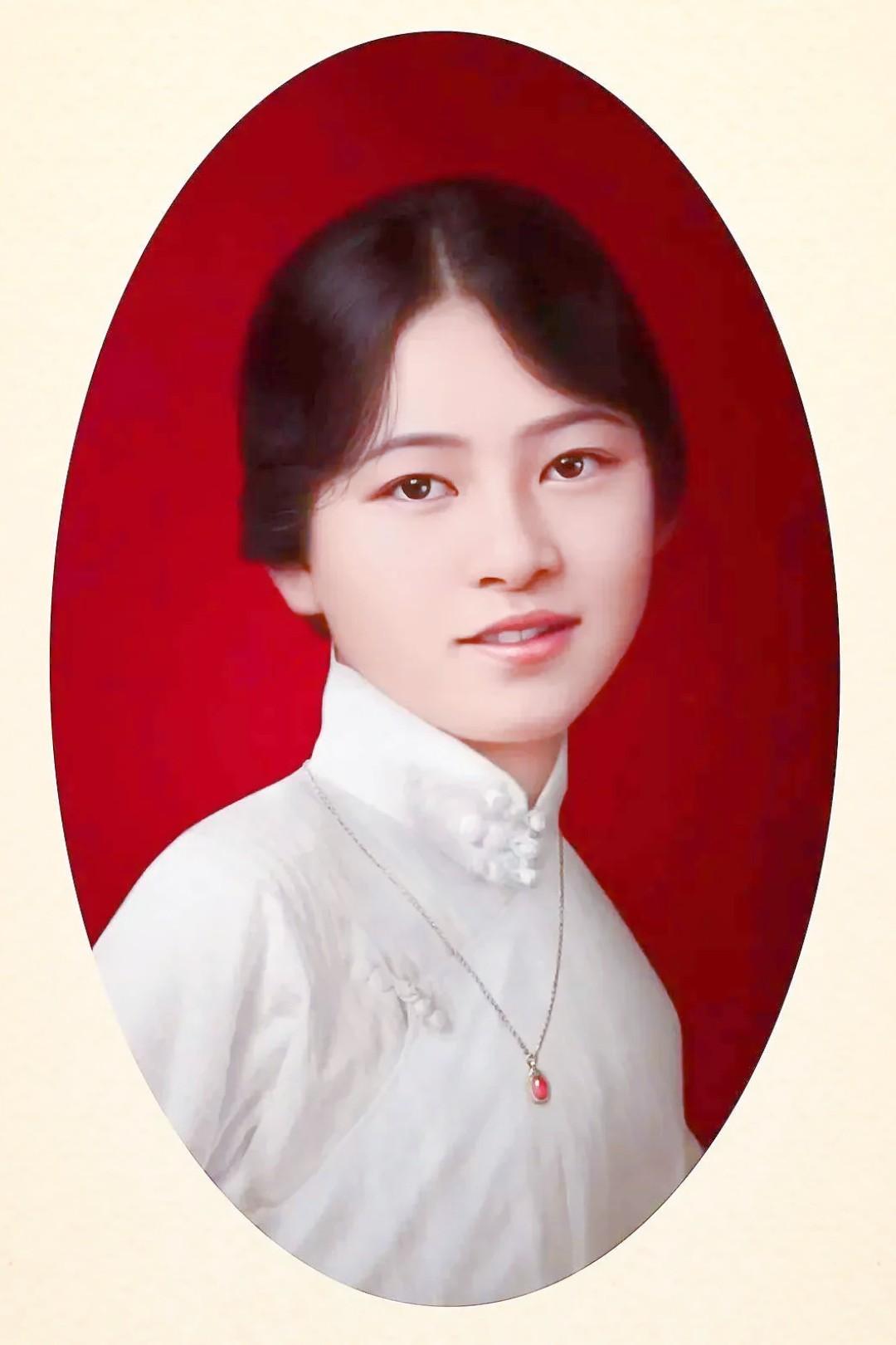 林徽因曾言：

“烟花虽璀璨，终化虚无；甜言虽悦耳，多为敷衍。人心最凉，感情最贱