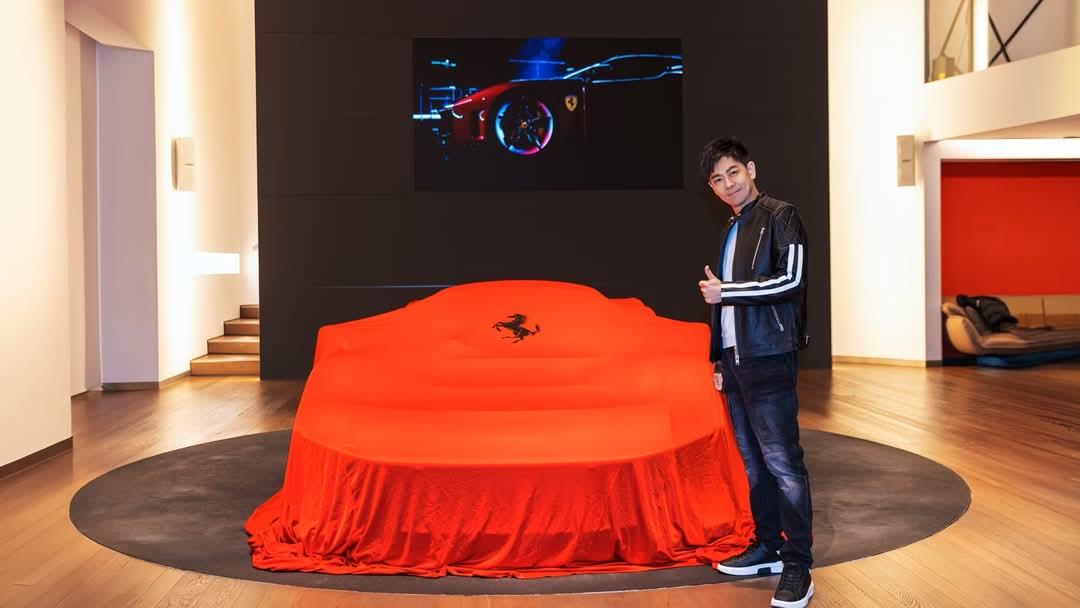 中国🇨🇳首台Ferrari F80在马拉内罗工厂交付著名歌手林志颖