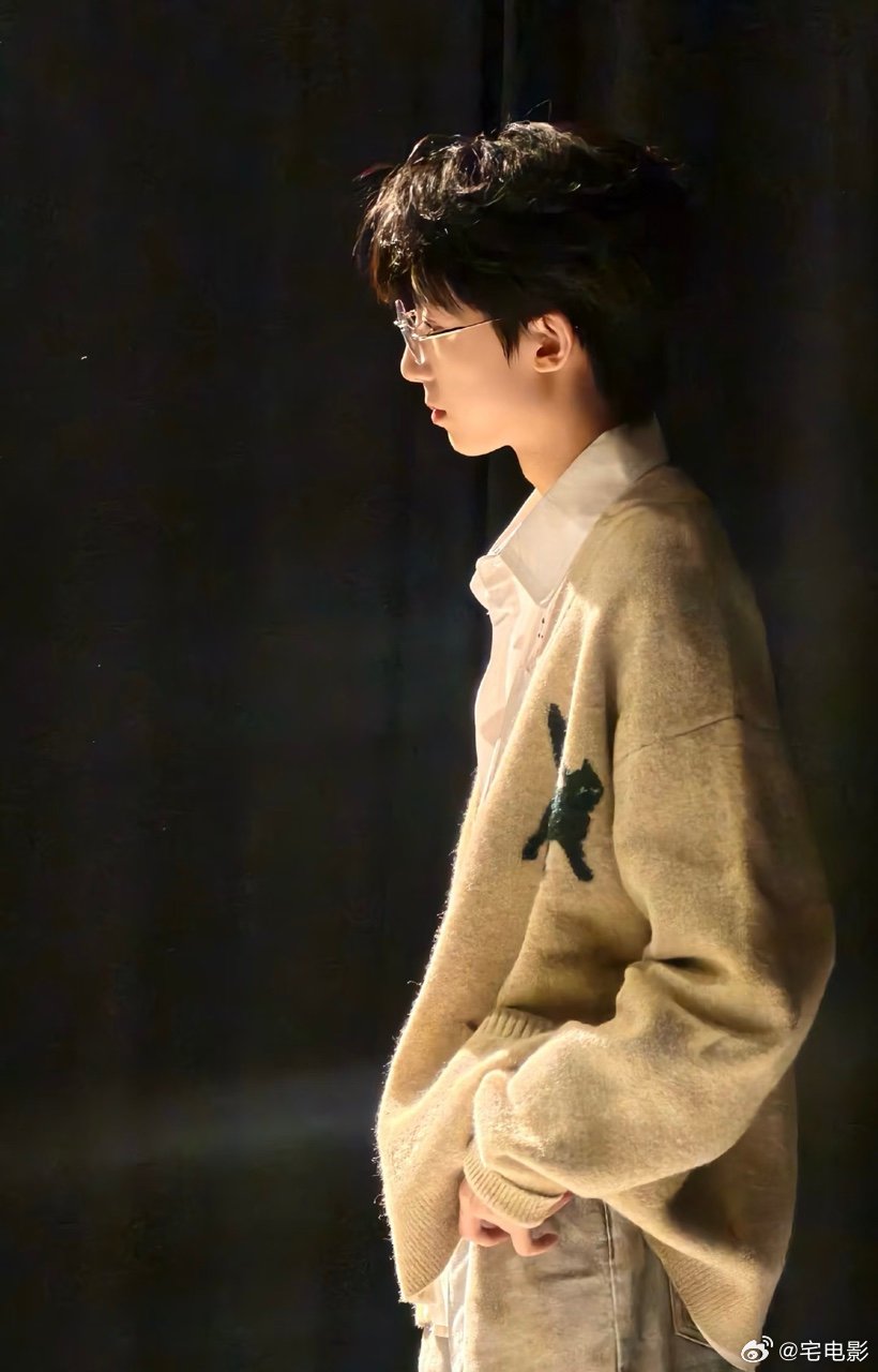 杨博文北方基因开始发力前一秒还是妈粉，看到背头白衬衫的杨博文，直接光速变女友粉。