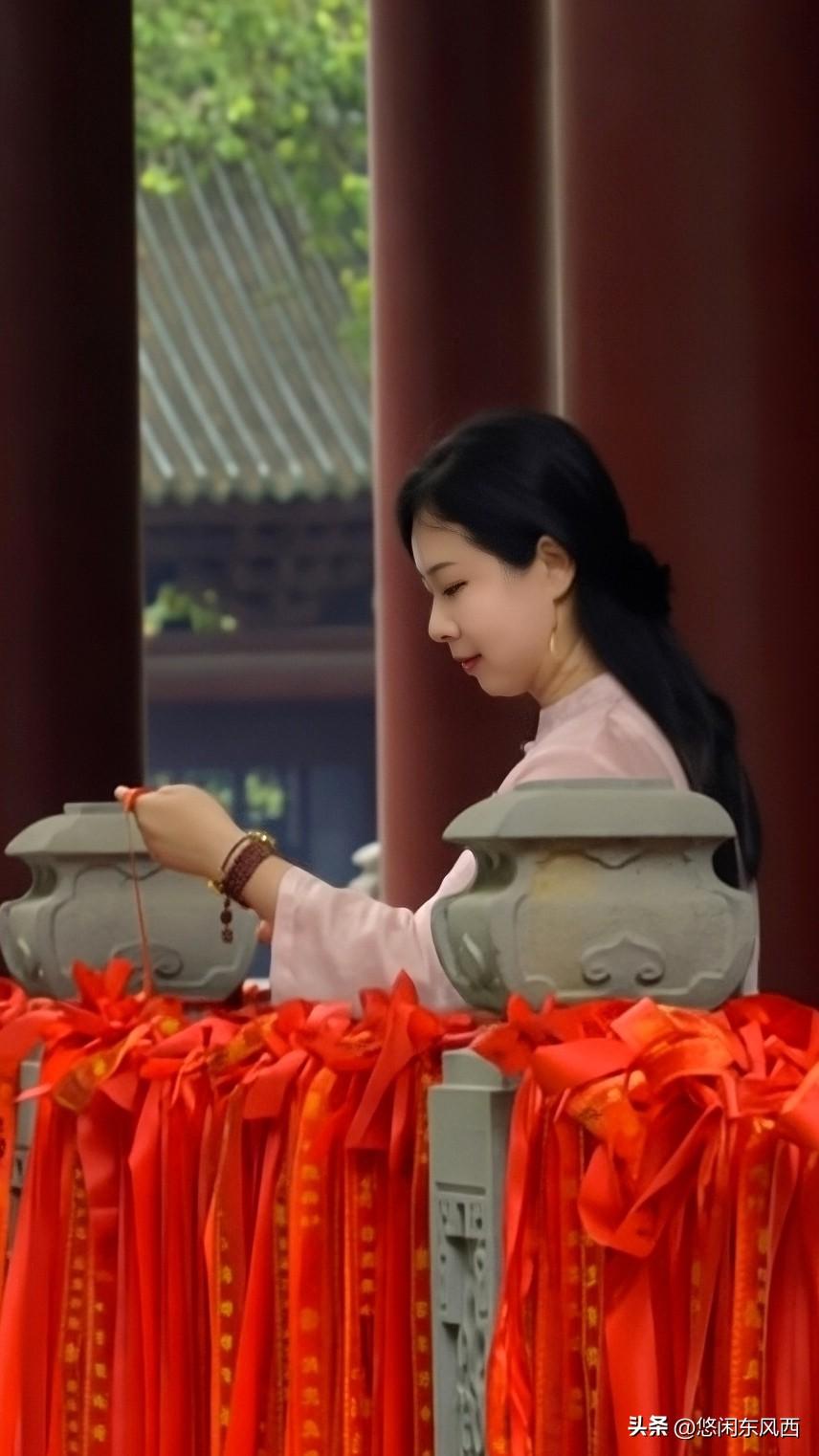 《红绸寄愿，静待佳音》
 国风高考祝福 高考落幕，她带着满心期许走进海幢寺。
许
