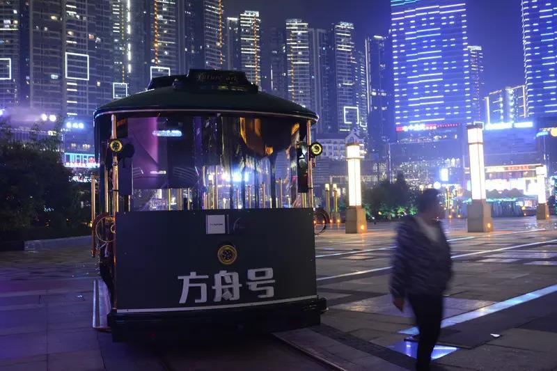 《无眠夜》
一夜无眠到天光，
数羊数到嘴发僵。
隔壁鼾声如雷响，
我却睁眼数窗框