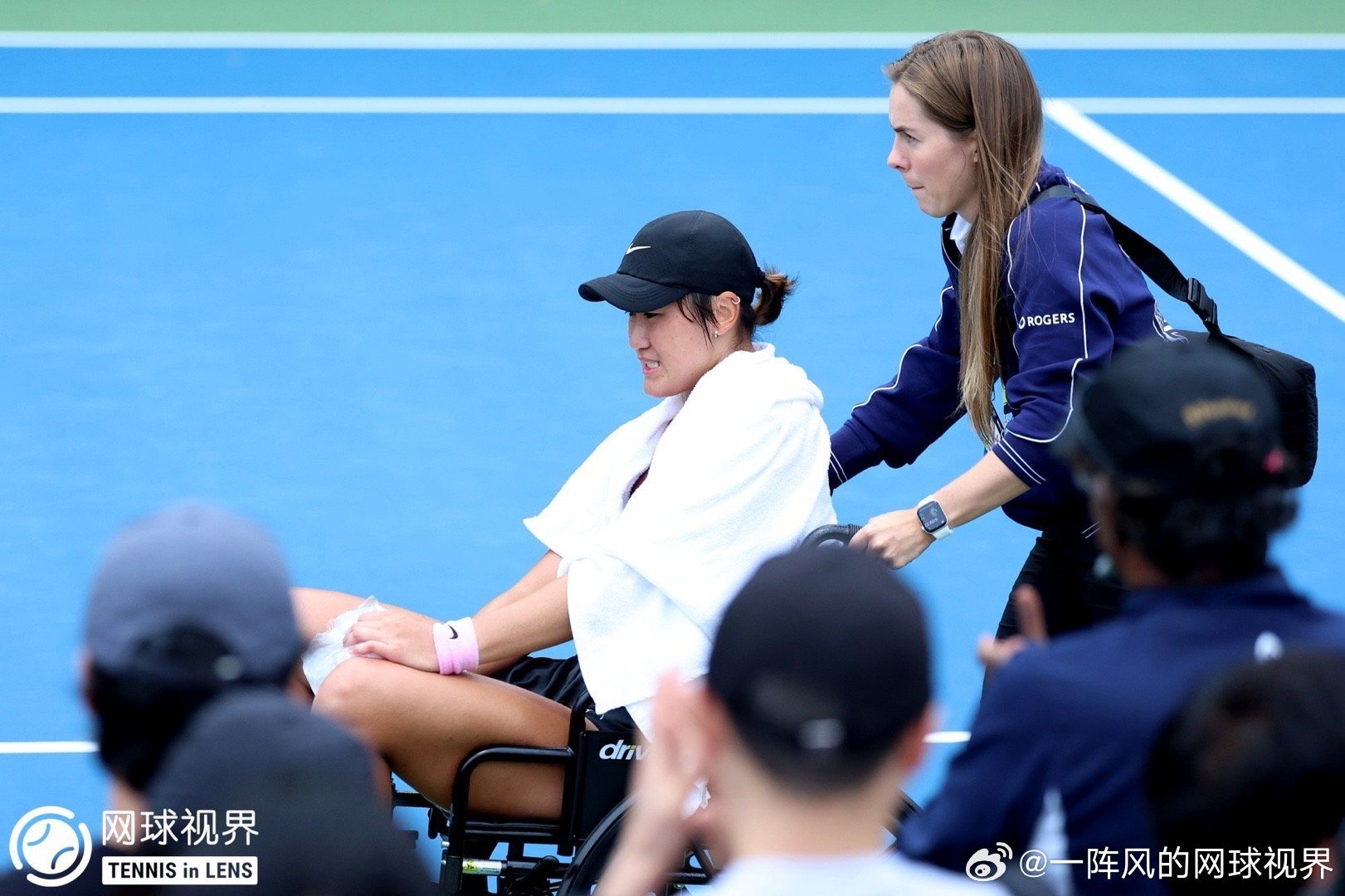 #王曦雨赛后坐轮椅离场# WTA1000多伦多站首轮，王曦雨3-6、6-4、5-