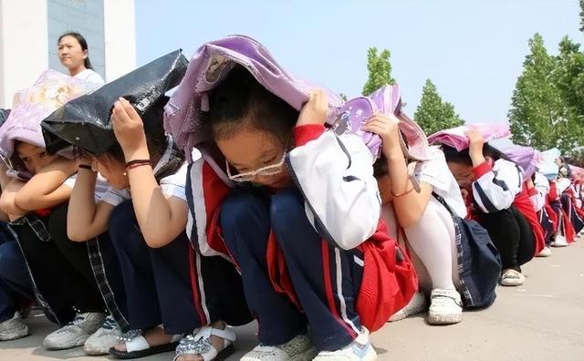 2008年汶川地震后，叶志平被许多人怀疑是“历史上最有可能的穿越者”。因为在汶川