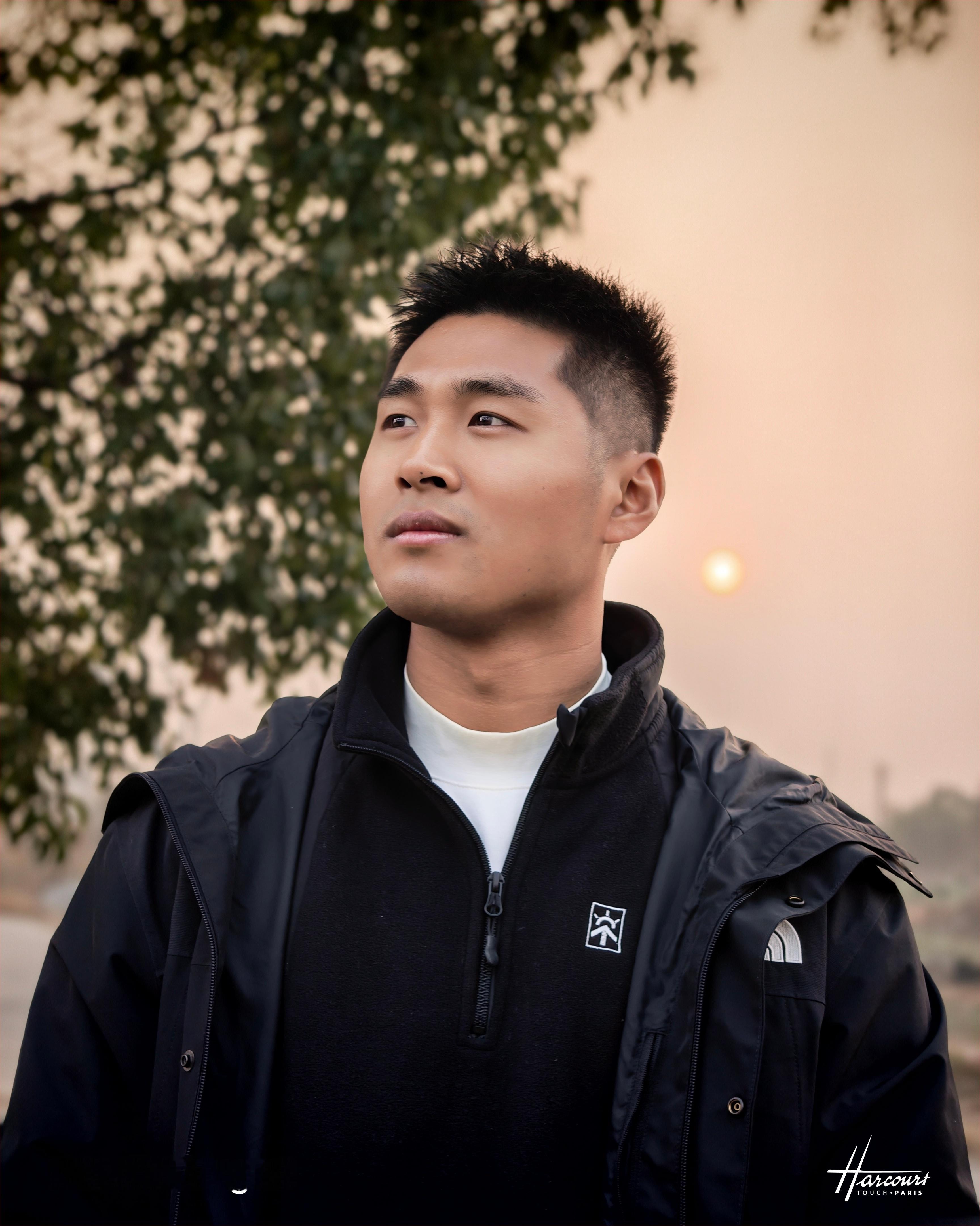 昨天追着晚霞，用荣耀Magic8的雅顾人像拍了几张照片，2025年的最后一天，享