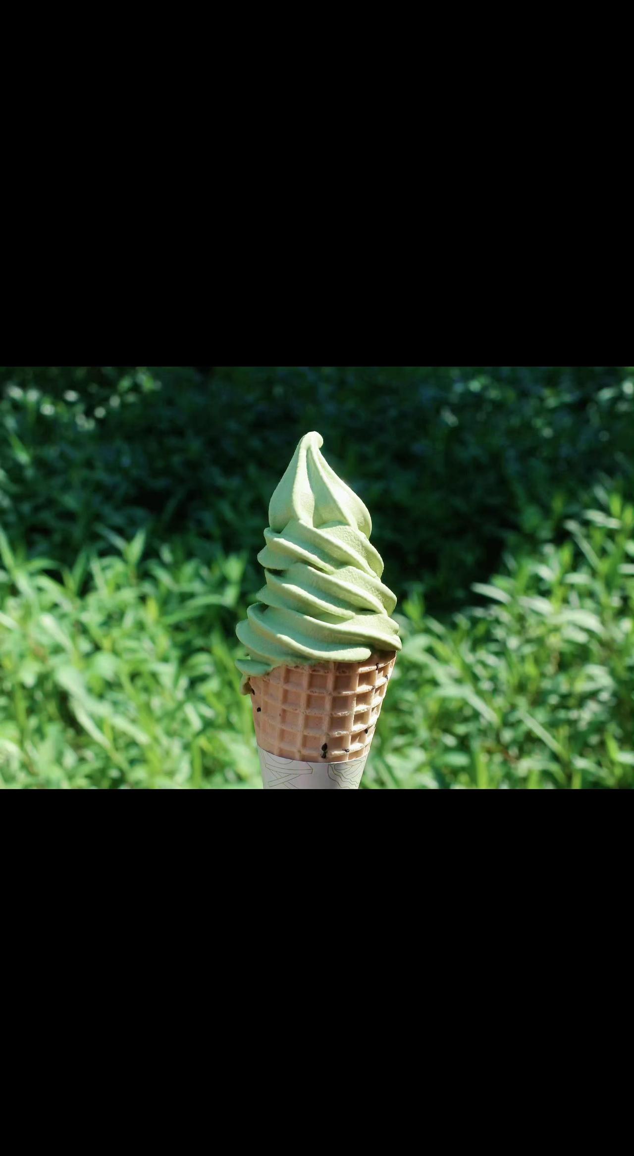 🍦抹茶漩涡在舌尖炸开，是夏日偷藏的春山。甜与苦缠绵，像极了人生未满的圆满。
